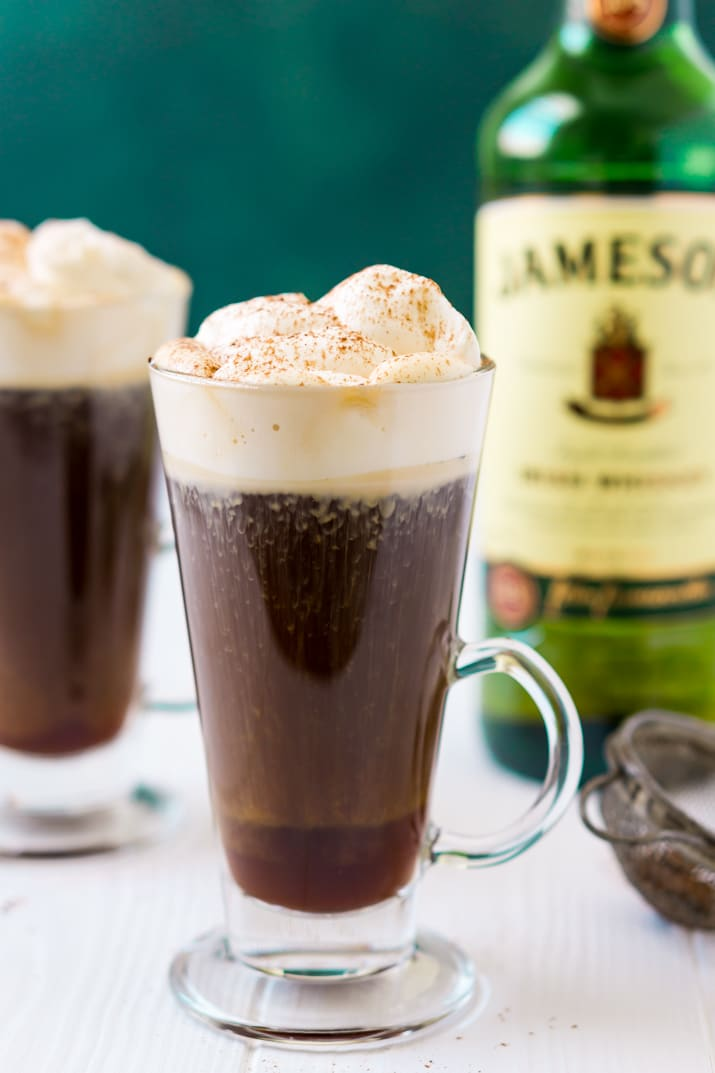 Et glass irish coffee med krem på toppen.